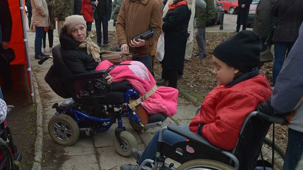 Protest przed sejmem opiekunów dorosłych osób niepełnosprawnych