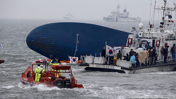Służby przy wraku promu Sewol