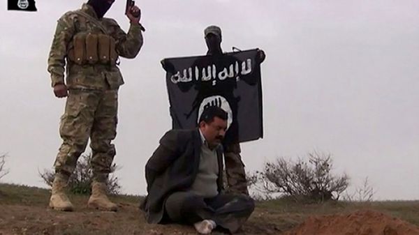 Kadr z filmu przedstawiającego egzekucję w wykonaniu islamistów z ISIL