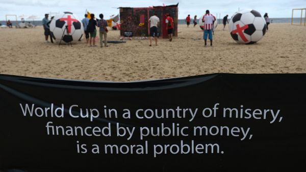 Protest na słynnej plaży Copacabana w Rio de Janeiro przeciwko wysokim wydatkom na organizację mundialu