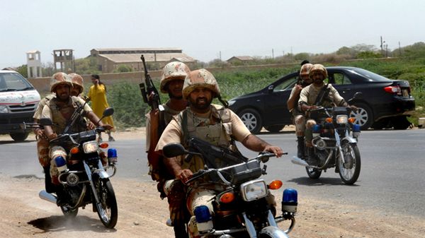 Pakistańskie służby bezpieczeństwa w pobliżu lotniska w Karaczi