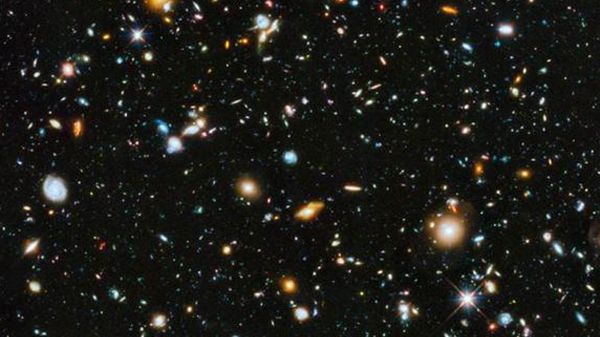 Hubble Ultra Deep Field 2014 - obraz kosmosu z Kosmicznego Teleskopu Hubble&#8217;a. Na zdjęciu znajduje się około 10 tysięcy odległych galaktyk