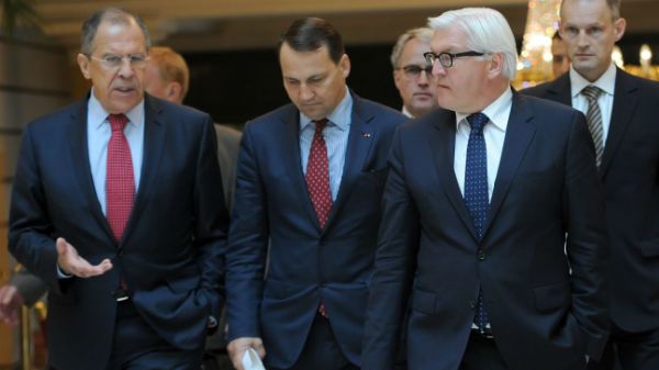(Od lewej) Siergiej Ławrow, Radosław Sikorski i Frank-Walter Steinmeier