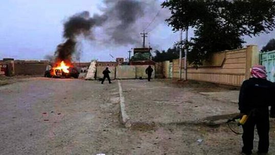 Kadra z nagrania ukazującego płonący pojazd prawdopodobnie należący do irackich sił bezpieczeństwa, Mosul