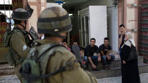 Izraelscy żołnierze przeczesują ulice Hebronu