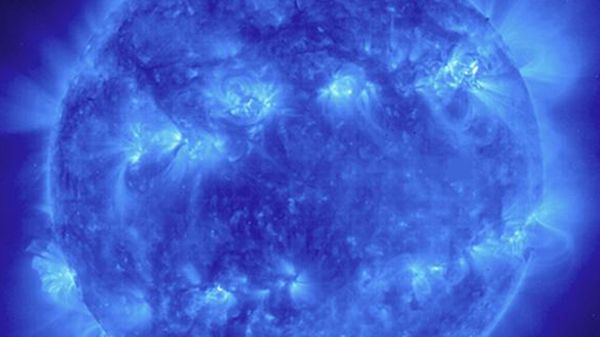 Obszary aktywności słonecznej ułożone niczym dwa naszyjniki. Zdjęcie w zakresie ultrafioletowym wykonane 9 listopada 1998 roku przez obserwatorium SOHO
