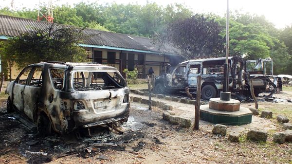 Zwęglone pojazdy przed posterunkiem policji w Mpeketoni
