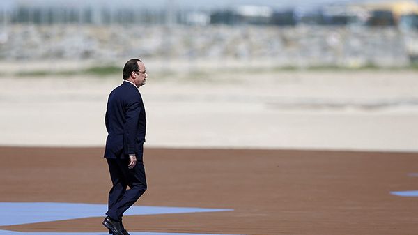 Prezydent Francois Hollande na plaży w Normandii