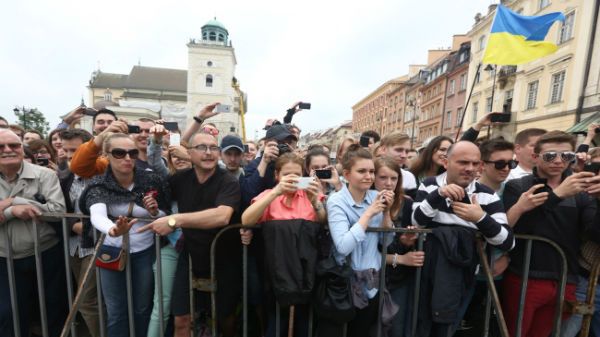 Tłum zebrany na placu Zamkowym przed rozpoczęciem głównych uroczystości z okazji 25-lecia Wolności