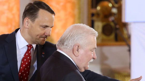 Radosław Sikorski podczas powitania przed Galą Wręczenia Nagrody Solidarności na Zamku Królewskim w Warszawie