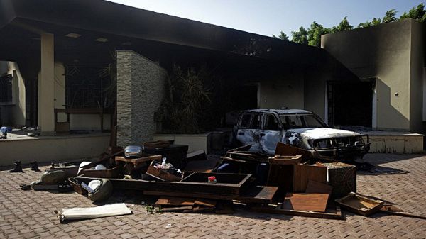 Zniszczenia po ataku na placówkę dyplomatyczną USA w Benghazi, 2012 r.