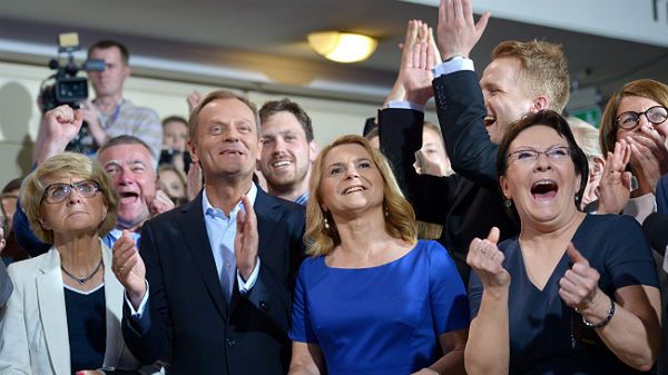 Radość w sztabie wyborczym PO po ogłoszeniu wyników
