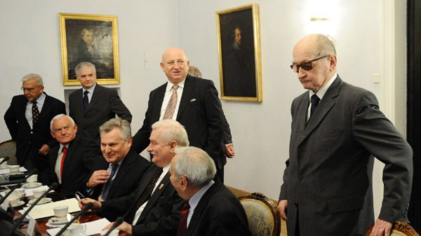 Na zdjęciu archiwalnym z 24.11.2010 r. były prezydent, gen. Wojciech Jaruzelski, Aleksander Kwaśniewski i Lech Wałęsa