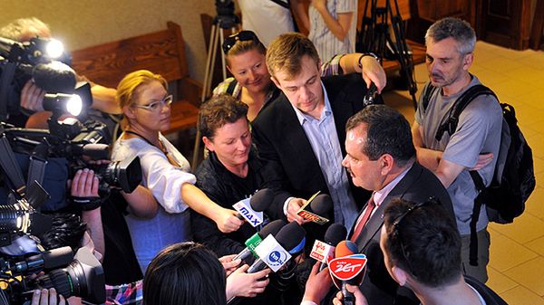 Krzysztof Olkowicz rozmawia z dziennikarzami