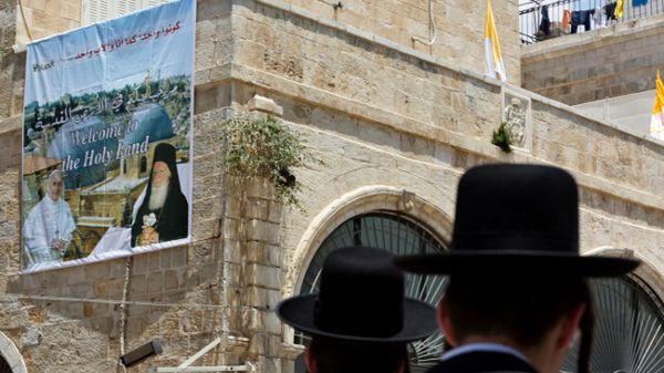 Baner witający papieża w Jerozolimie - krótko przed pielgrzymką doszło jednak do antychrześcijańskich ekscesów