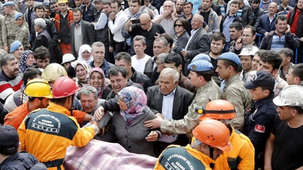 Ratownicy niosą ciało jednej z ofiar w kopalnie w Somie