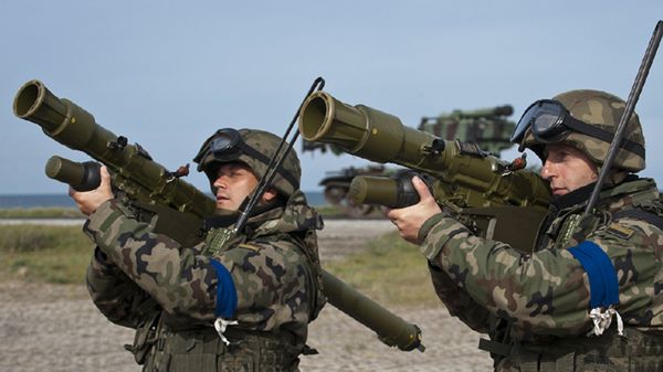 Polscy żołnierze z przeciwlotniczymi zestawami Grom w czasie ćwiczeń