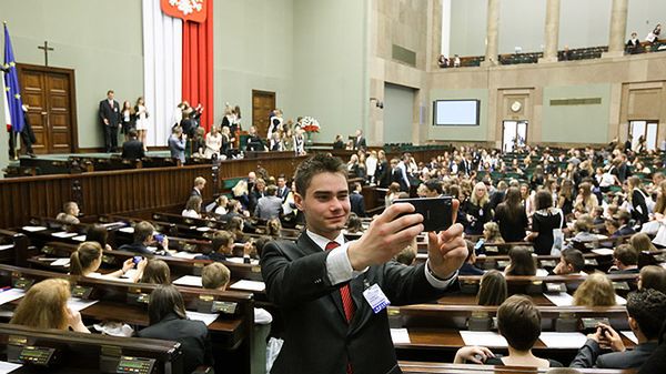 Uczestnicy XX sesji Sejmu Dzieci i Młodzieży na sali plenarnej przed rozpoczęciem posiedzenia