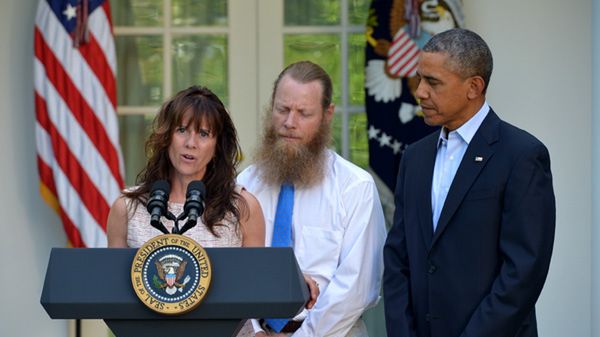 Uwolniony z niewoli żołnierz z matką i prezydentem USA Barackiem Obamą