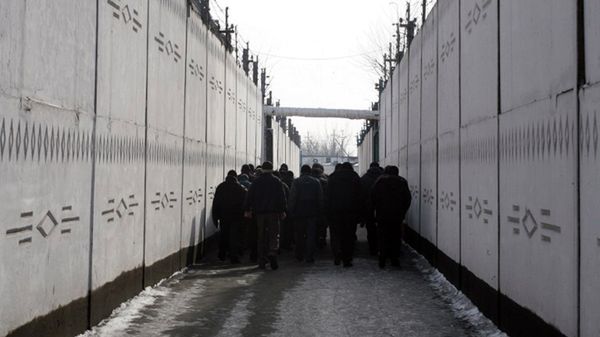 Więźniowie w zakładzie karnym w Donbasie