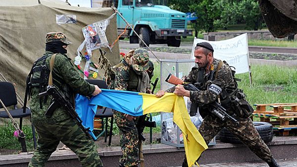 Separatyści niszczą ukraińską flagę