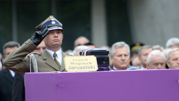 Uroczystości pogrzebowe generała Wojciecha Jaruzelskiego - urna z prochami zmarłego