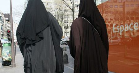 Cztery miesiące więzienia za odmowę zdjęcia muzułmańskiej chusty w urzędzie we Włoszech