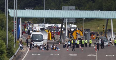 Alarm antyterrorystyczny w Wielkiej Brytanii, zablokowana autostrada