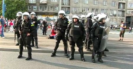"Prawicowe bandy kiboli poważnie popsuły wizerunek Polski"