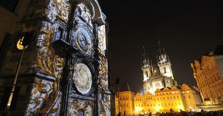 Wandal wspiął się na zabytkowy praski zegar astronomiczny