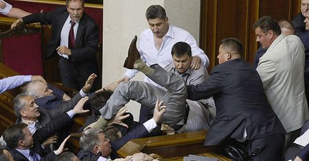 Bójka w ukraińskim parlamencie. Autor ustawy poturbowany