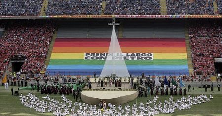 Na stadionie San Siro papieża powitano jako "trenera drużyny Kościoła"