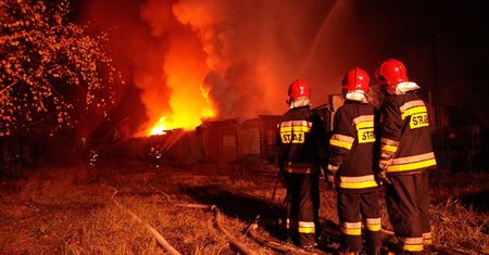Płonie hala z odpadami - trzy osoby ranne