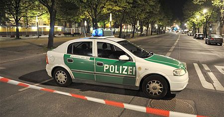 Niemcy biją policjantów
