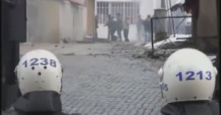 Kamienie i gaz łzawiący - zobacz film ze starć w Turcji