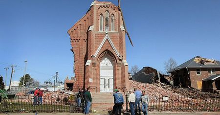 Fala tornad przechodzi przez USA - 13 osób zginęło