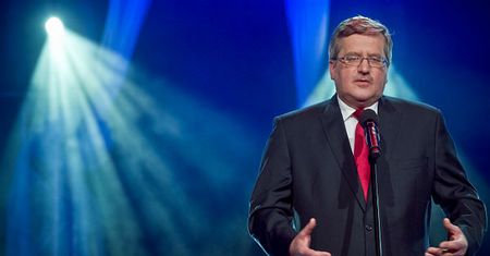 Komorowski dostał w prezencie bociana. "Miał z nim wiele do czynienia"