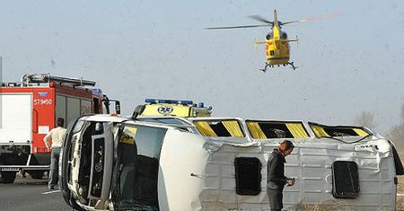 16 osób poszkodowanych po zderzeniu busa z toyotą