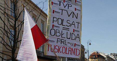 Druga rocznica katastrofy smoleńskiej: manifestanci zaatakowali ekipę TVP INFO
