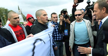 Oni chcą obalić rząd - Tusk walczy szlauchem