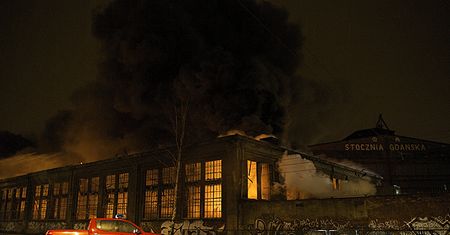 Ogromny pożar na terenie Stoczni Gdańskiej. Straty liczone w milionach euro