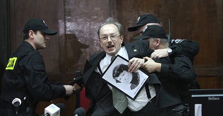 Zajścia w sądzie; "media podały, że uniewinnili Kiszczaka"