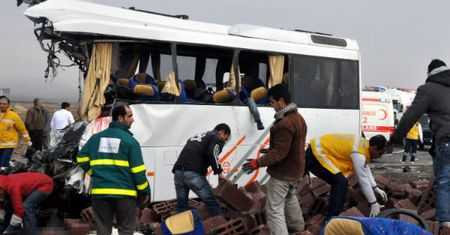 Ciężarówka zderzyła się z autokarem, zginęły 24 osoby