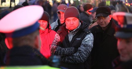 Kolumna ciągników pod Warszawą. Rolnicy: zostajemy!