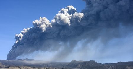 Naukowcy ostrzegają: gdy znika lód, budzą się wulkany