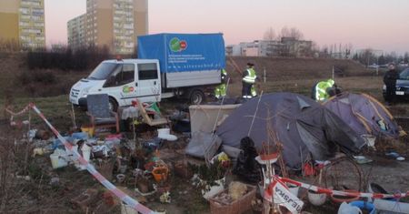 Bezdomną z Poznania, koczującą przy trasie PST, wywieziono do Gdańska