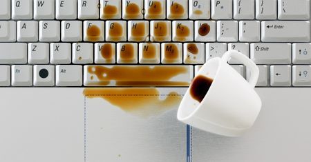 Laptop zalany wodą - co robić?