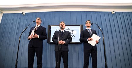 Adam Hofman, Mariusz Antoni Kamiński i Adam Rogacki chcą oddać 77 tys. zł za zagraniczne wyjazdy