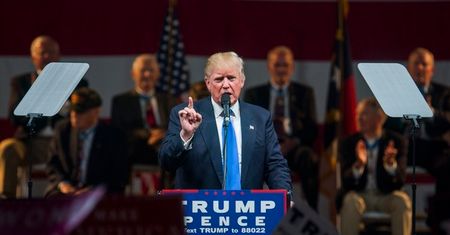 Trump atakuje Clinton za skandal z mailami