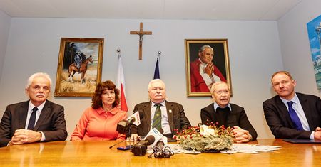 Lech Wałęsa zgodził się na spotkanie sił opozycji w jego biurze w Gdańsku